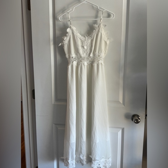 Elegant White Lace Dress - Picture 1 of 12